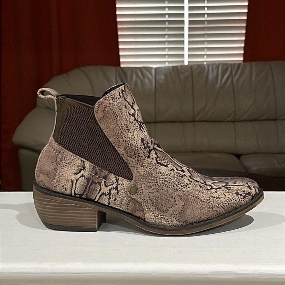 Dominique Nicole Rashida Women's Size 9M Snake Print Ankle Boots